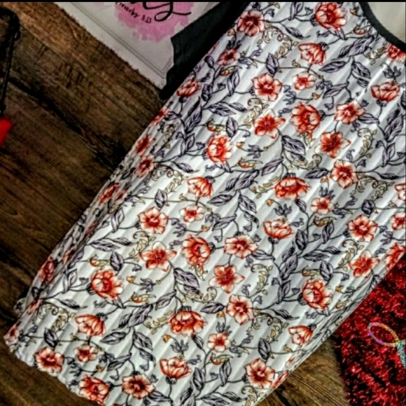 Signature Studio Top Size 1X Pleated Floral NWOT - Picture 5 of 9